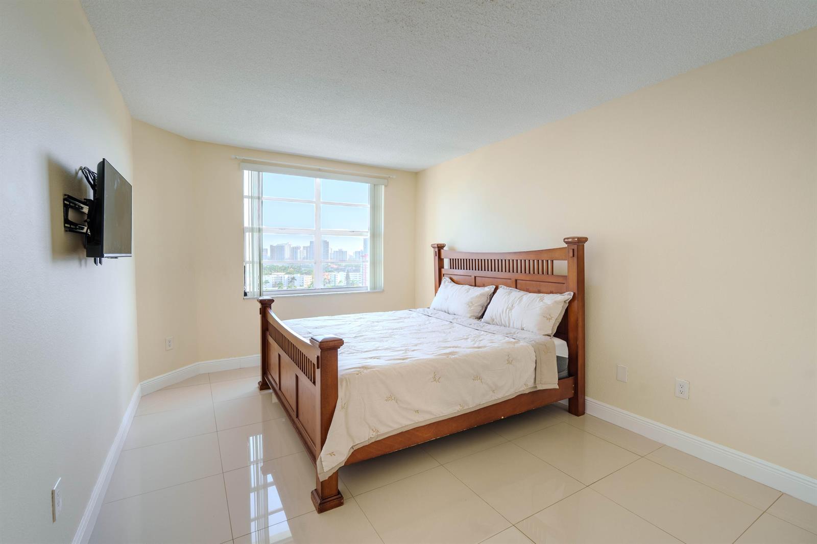 See details 15L 1 / 870 sq. ft. $ 2026-08-28 0 Photo