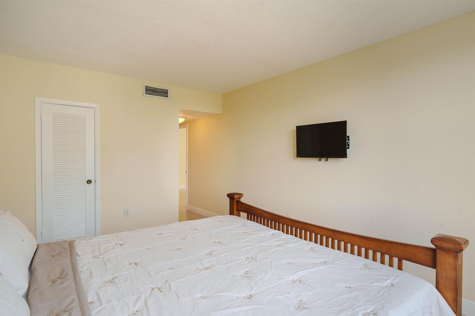 See details 15L 1 / 870 sq. ft. $ 2026-08-28 0 Photo