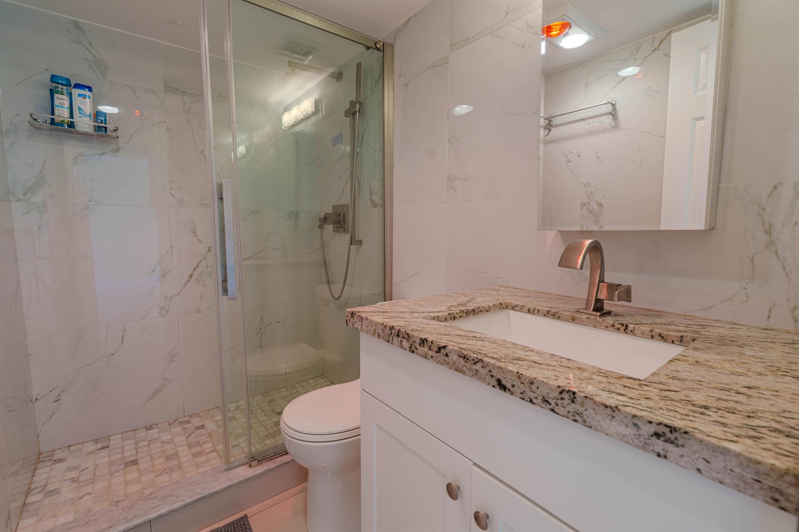 See details 15L 1 / 870 sq. ft. $ 2026-08-28 0 Photo