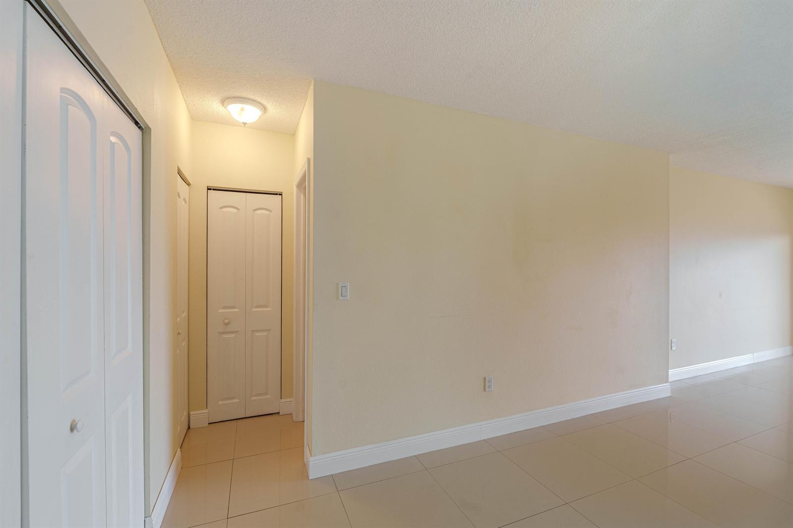 See details 15L 1 / 870 sq. ft. $ 2026-08-28 0 Photo