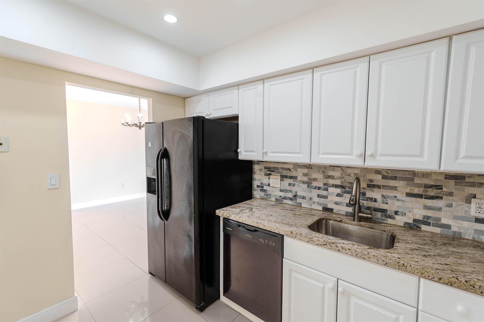 See details 15L 1 / 870 sq. ft. $ 2026-08-28 0 Photo