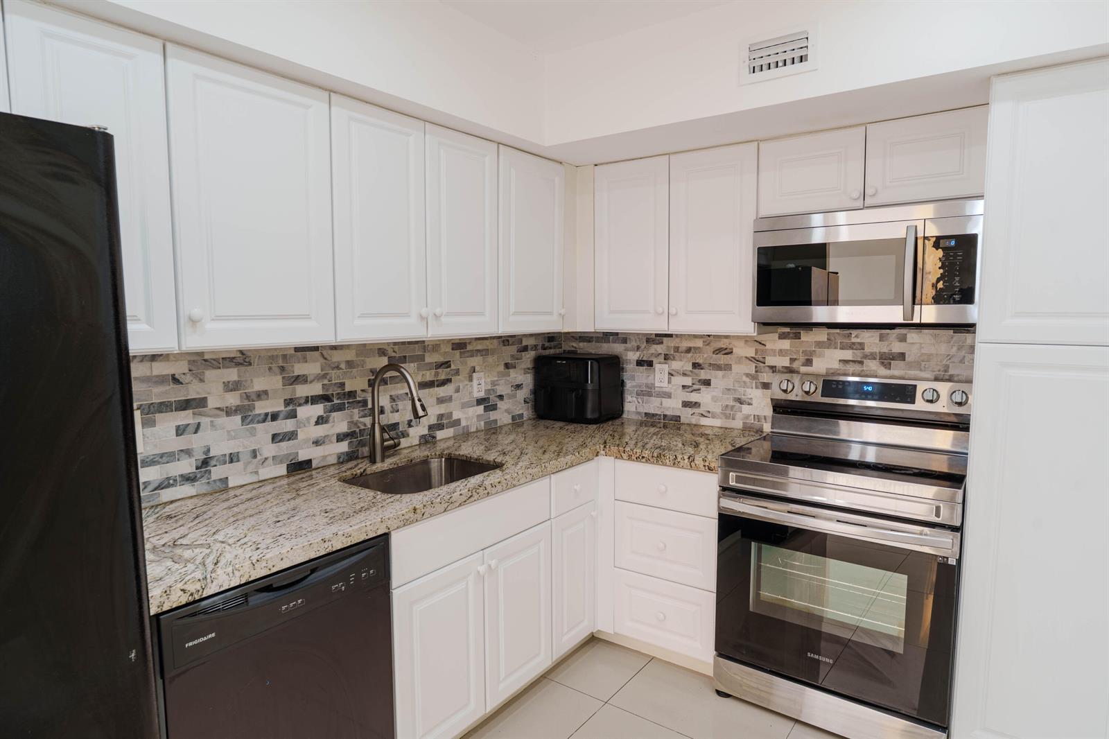 See details 15L 1 / 870 sq. ft. $ 2026-08-28 0 Photo