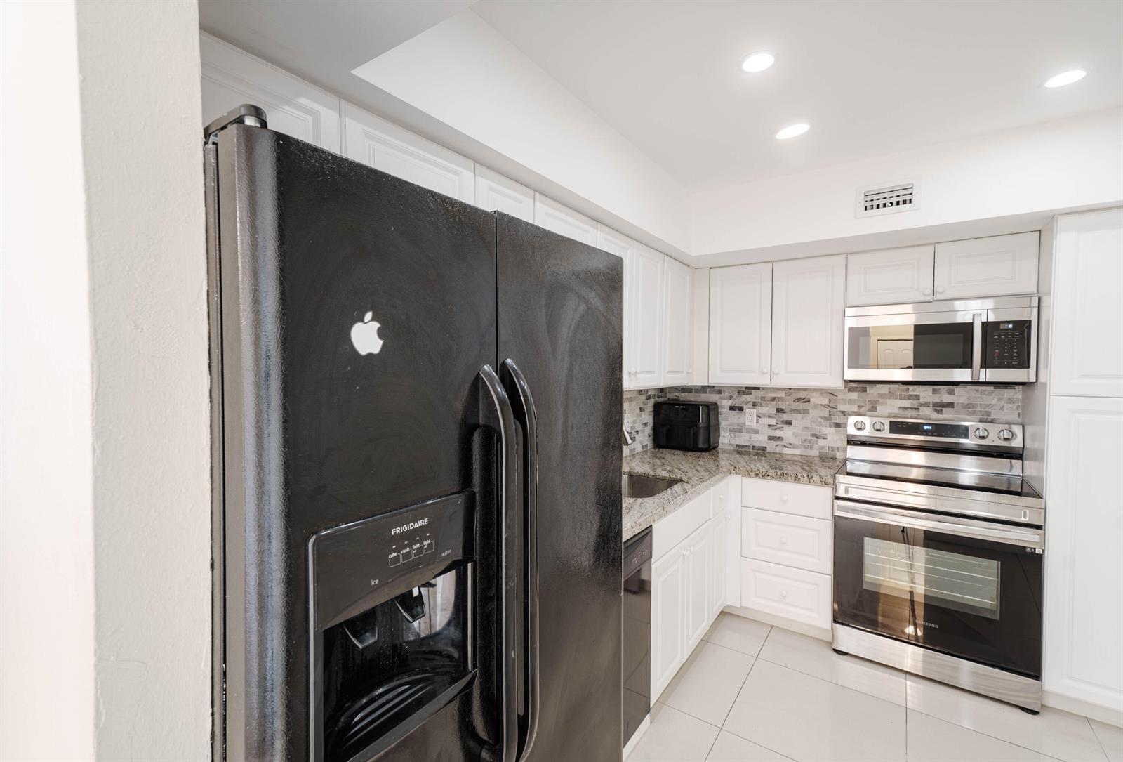 See details 15L 1 / 870 sq. ft. $ 2026-08-28 0 Photo