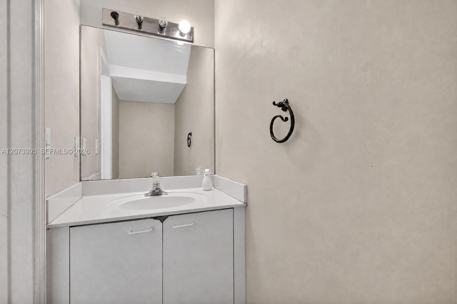 Ver detalles 253 3 / 3 1449 sq. ft. $ 2026-08-19 0 foto
