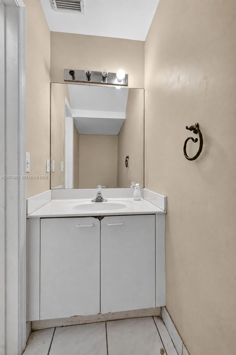 Ver detalles 253 3 / 3 1449 sq. ft. $ 2026-08-19 0 foto