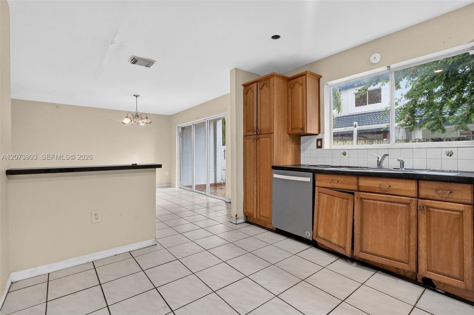 Ver detalles 253 3 / 3 1449 sq. ft. $ 2026-08-19 0 foto