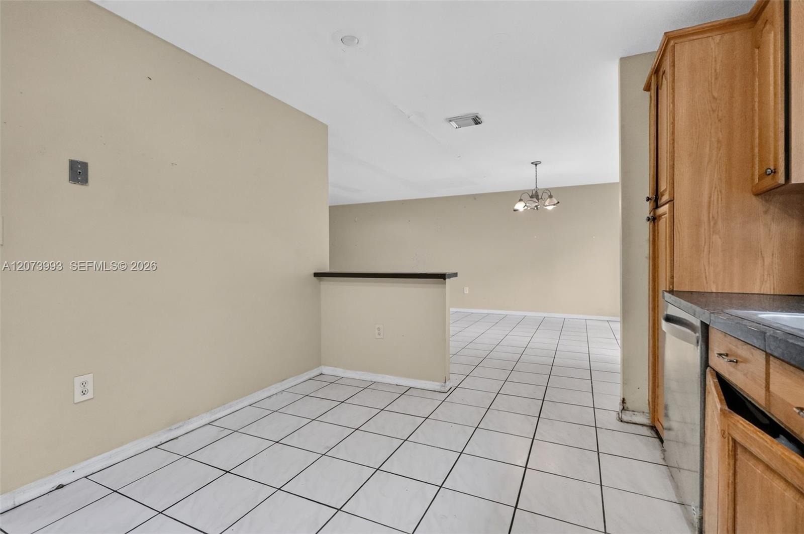 Ver detalles 253 3 / 3 1449 sq. ft. $ 2026-08-19 0 foto
