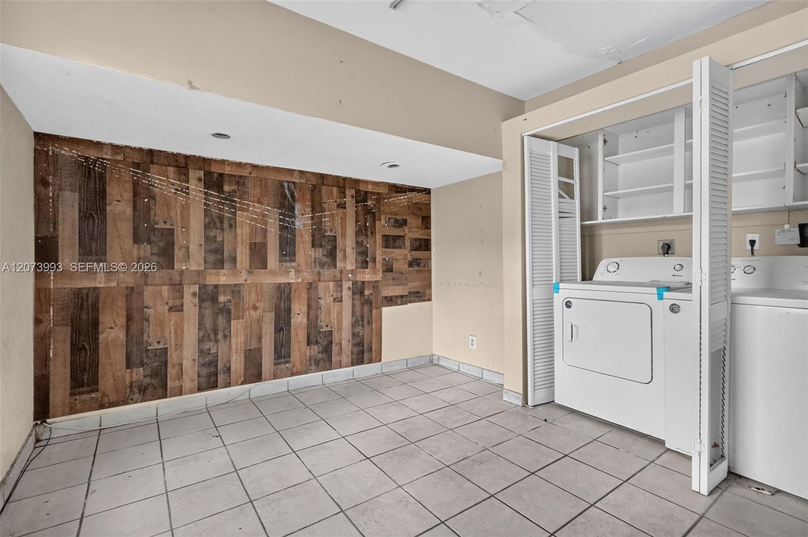 Ver detalles 253 3 / 3 1449 sq. ft. $ 2026-08-19 0 foto