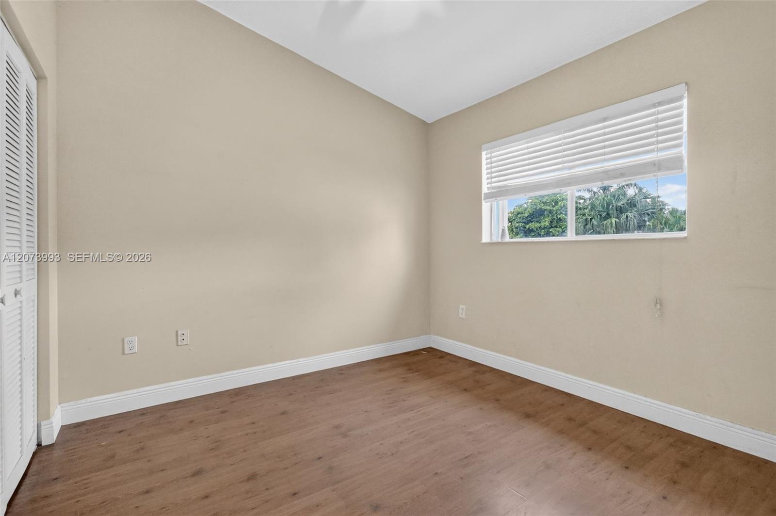 Ver detalles 253 3 / 3 1449 sq. ft. $ 2026-08-19 0 foto