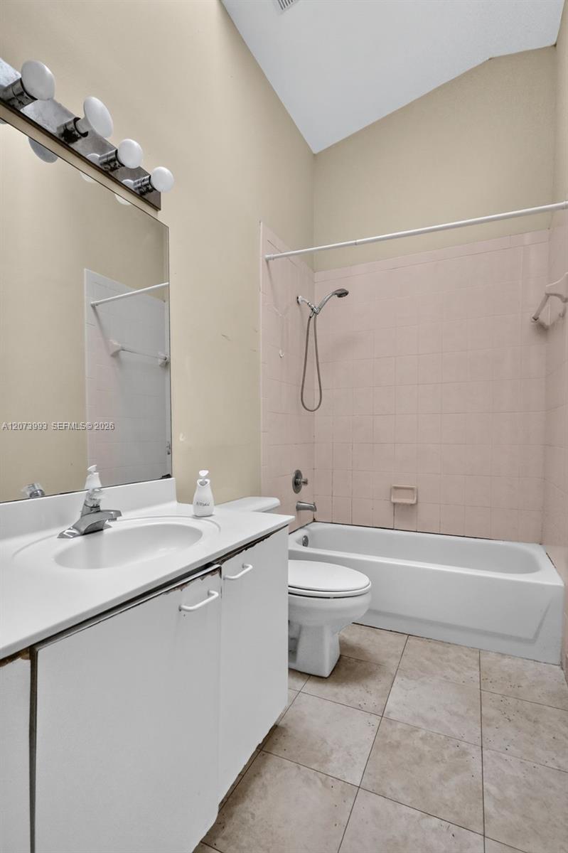 Ver detalles 253 3 / 3 1449 sq. ft. $ 2026-08-19 0 foto