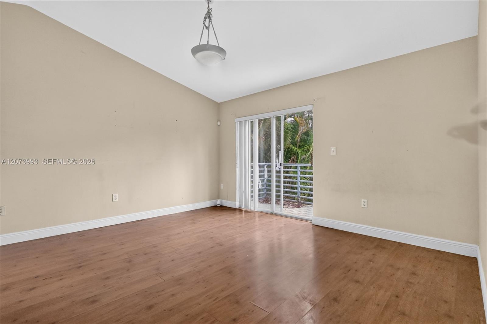 Ver detalles 253 3 / 3 1449 sq. ft. $ 2026-08-19 0 foto