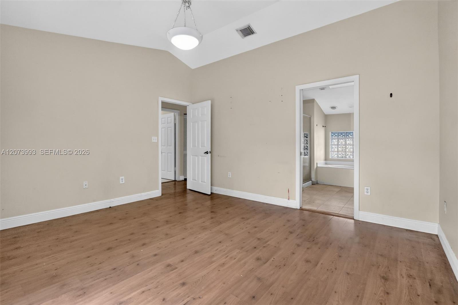 Ver detalles 253 3 / 3 1449 sq. ft. $ 2026-08-19 0 foto
