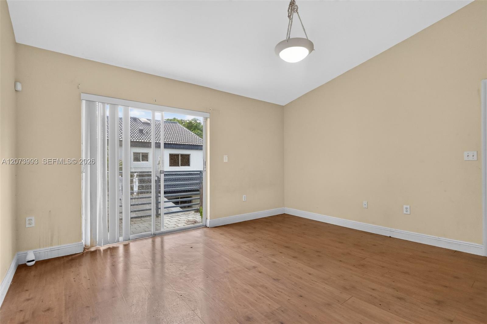 Ver detalles 253 3 / 3 1449 sq. ft. $ 2026-08-19 0 foto