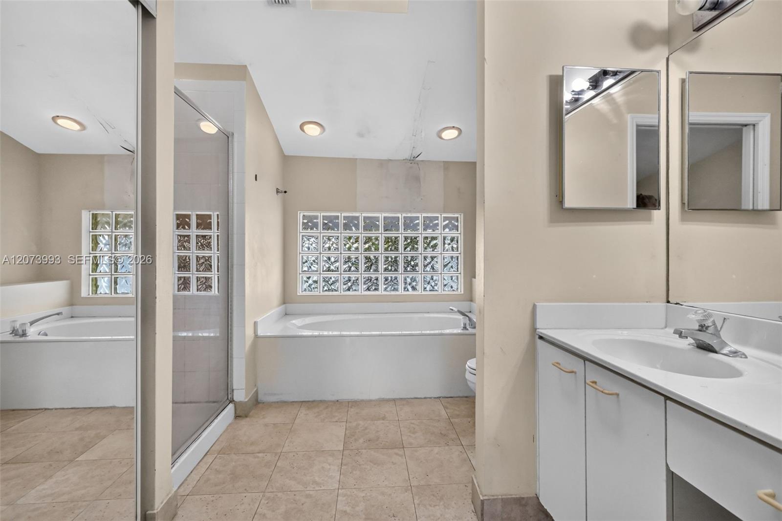 Ver detalles 253 3 / 3 1449 sq. ft. $ 2026-08-19 0 foto