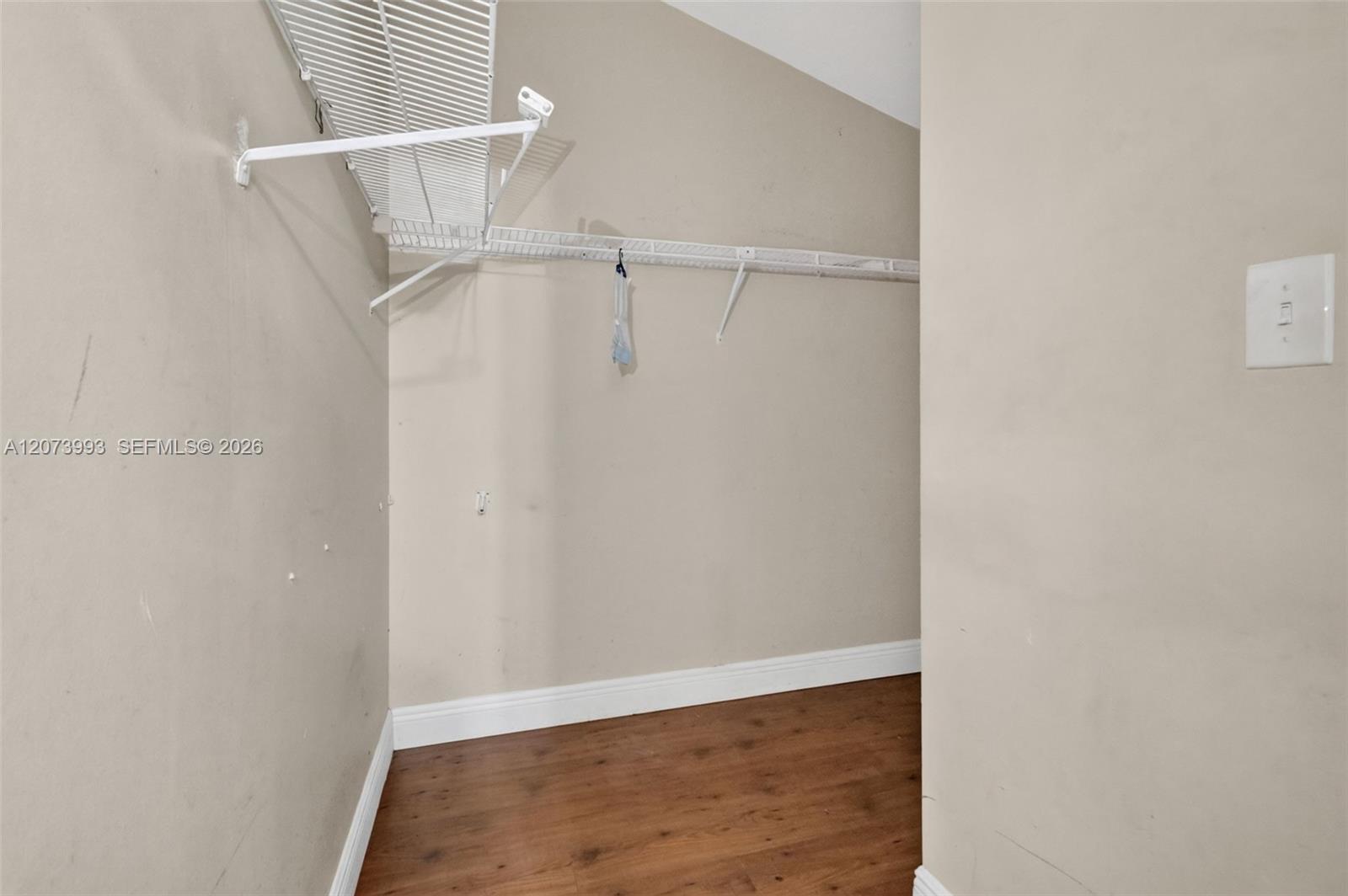 Ver detalles 253 3 / 3 1449 sq. ft. $ 2026-08-19 0 foto