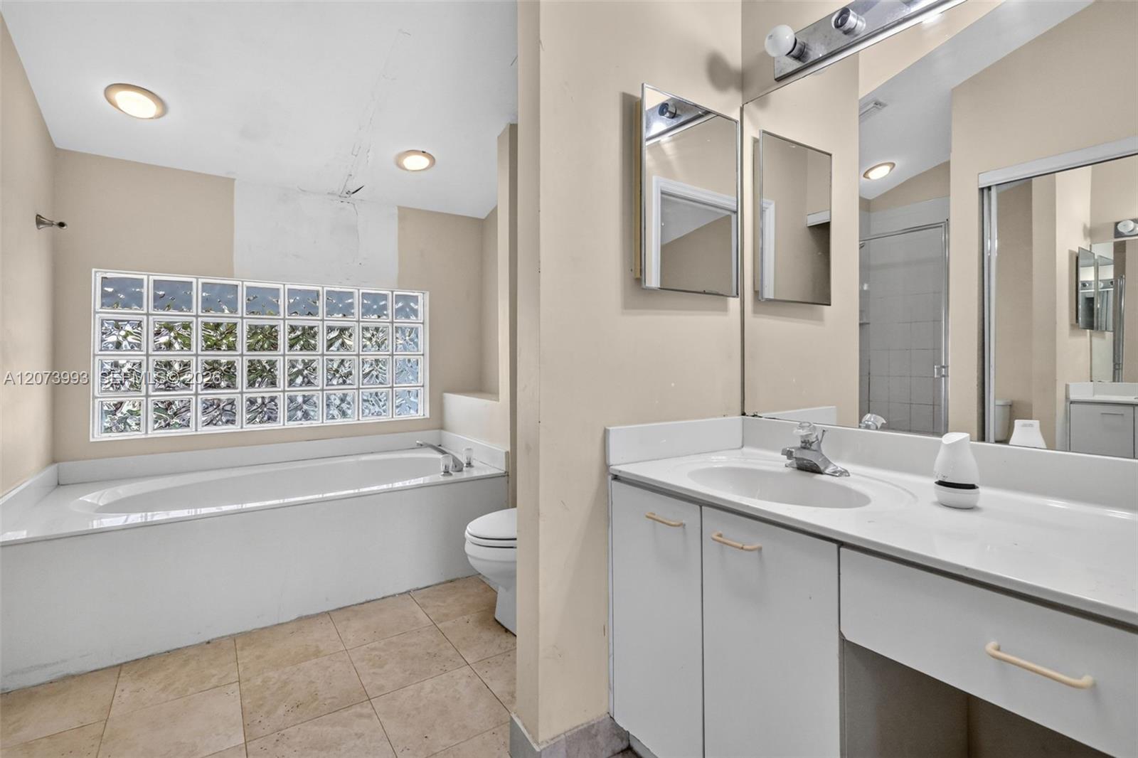 Ver detalles 253 3 / 3 1449 sq. ft. $ 2026-08-19 0 foto