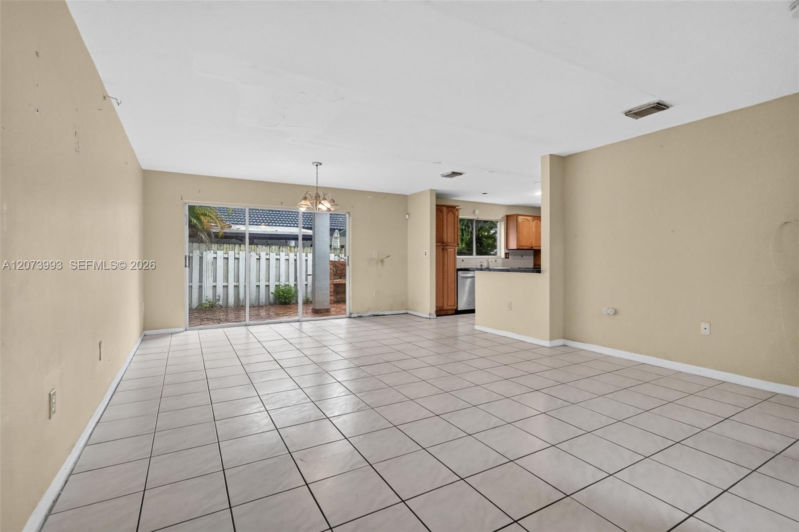 Ver detalles 253 3 / 3 1449 sq. ft. $ 2026-08-19 0 foto