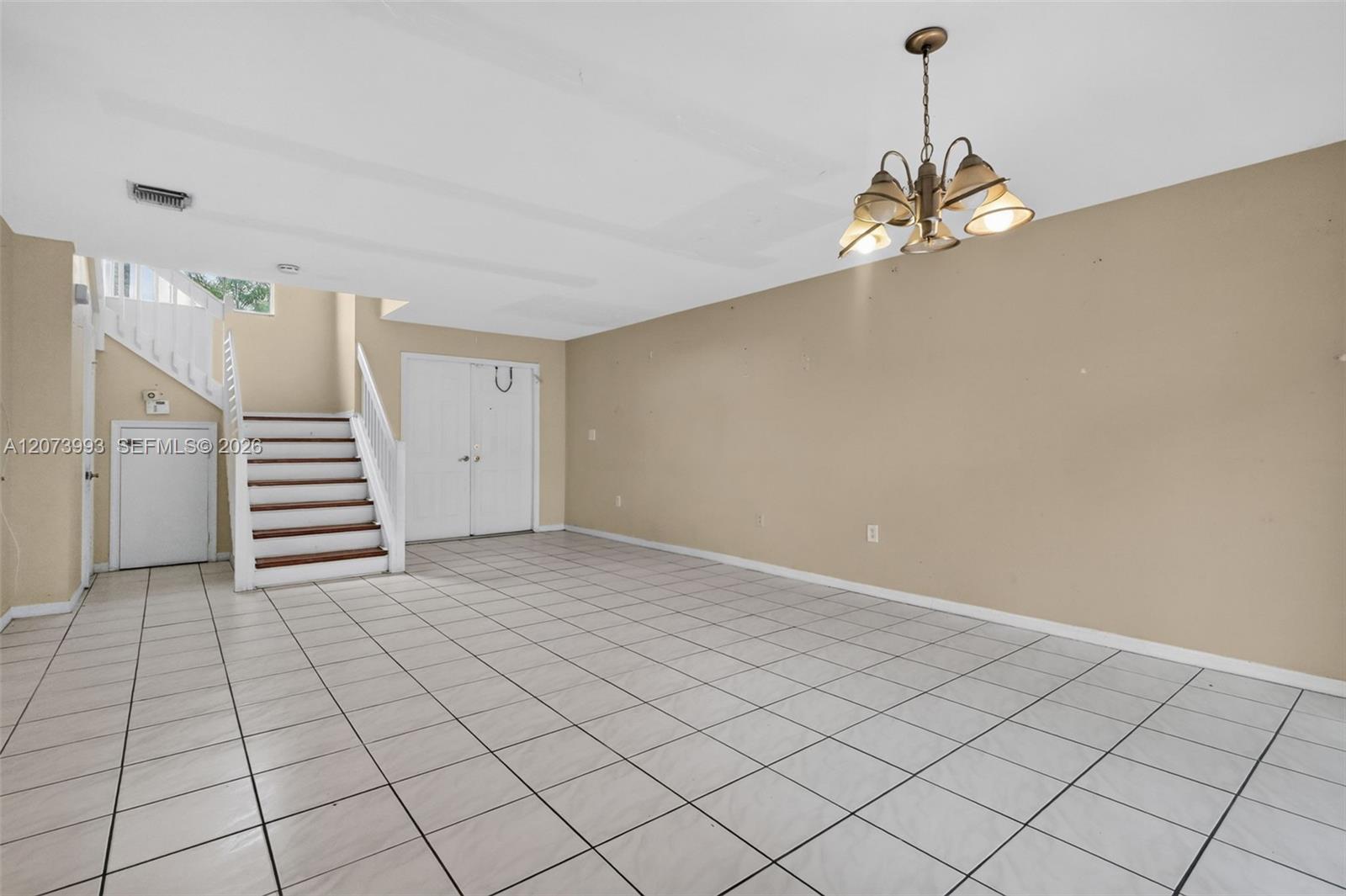 Ver detalles 253 3 / 3 1449 sq. ft. $ 2026-08-19 0 foto