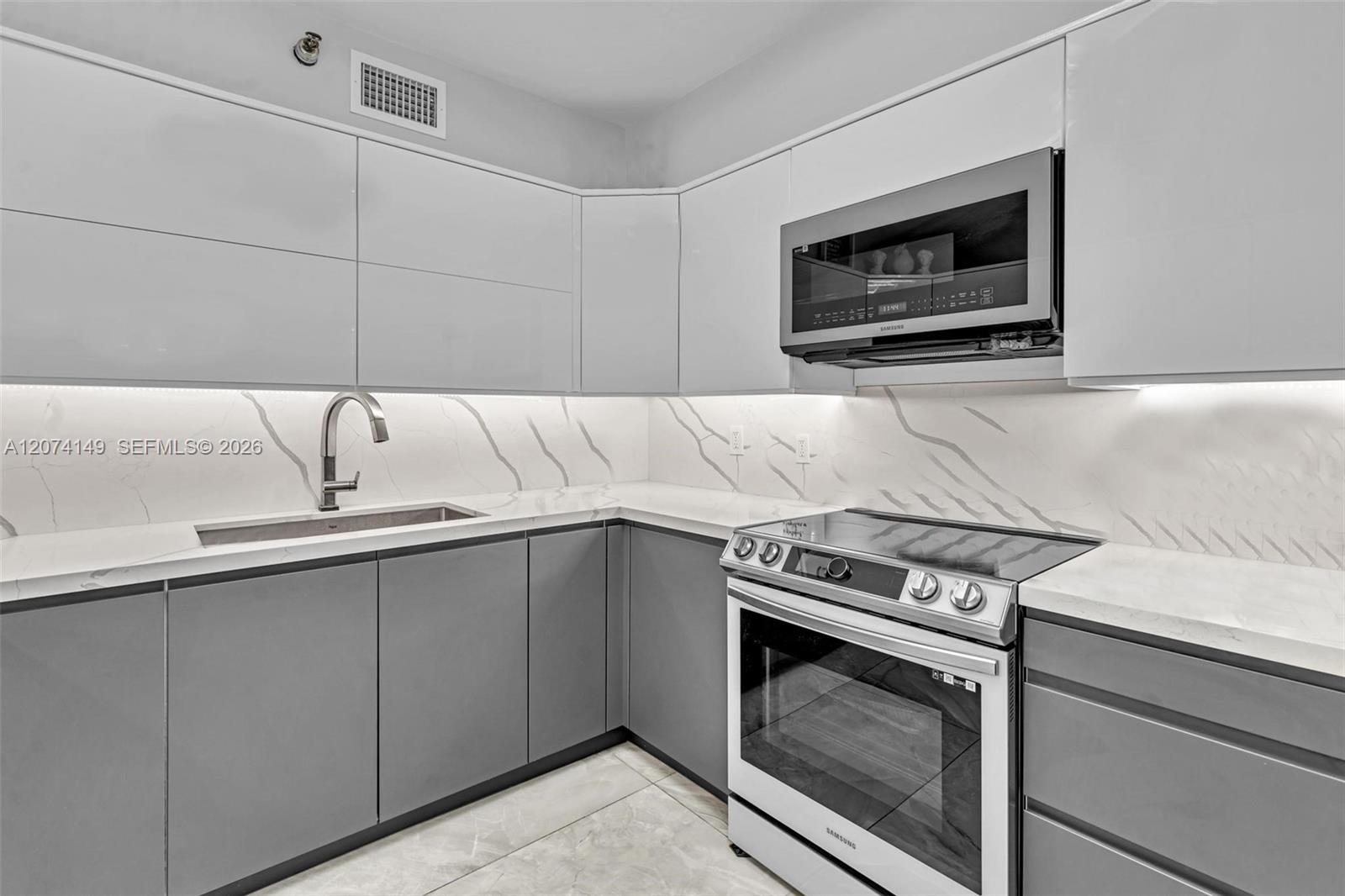 Ver detalles 411 2 / 2 1181 sq. ft. $ 2026-08-19 0 foto