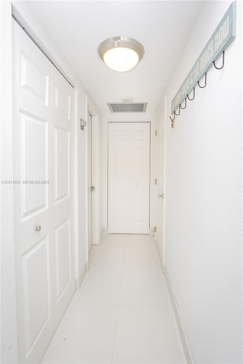 See details 17K 1 / 2 870 sq. ft. $ 2026-08-21 0 Photo