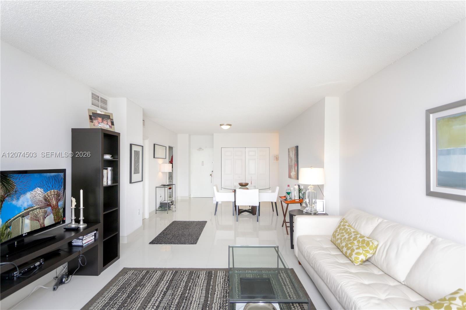 See details 17K 1 / 2 870 sq. ft. $ 2026-08-21 0 Photo
