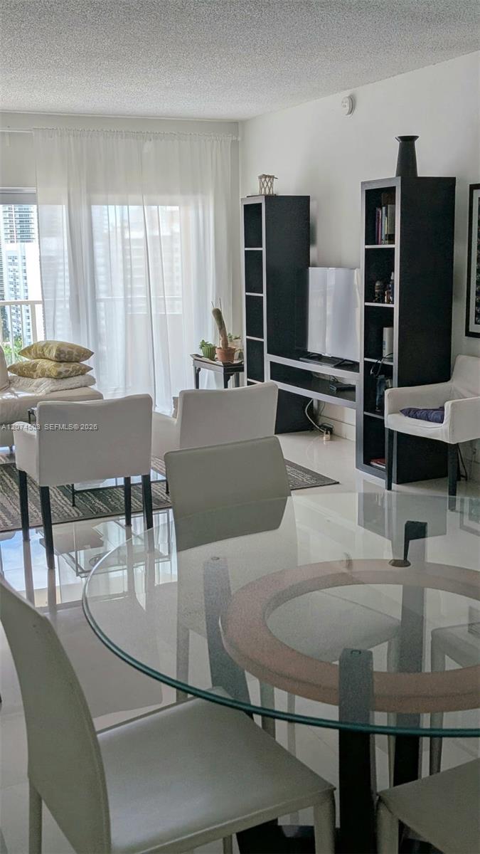 See details 17K 1 / 2 870 sq. ft. $ 2026-08-21 0 Photo