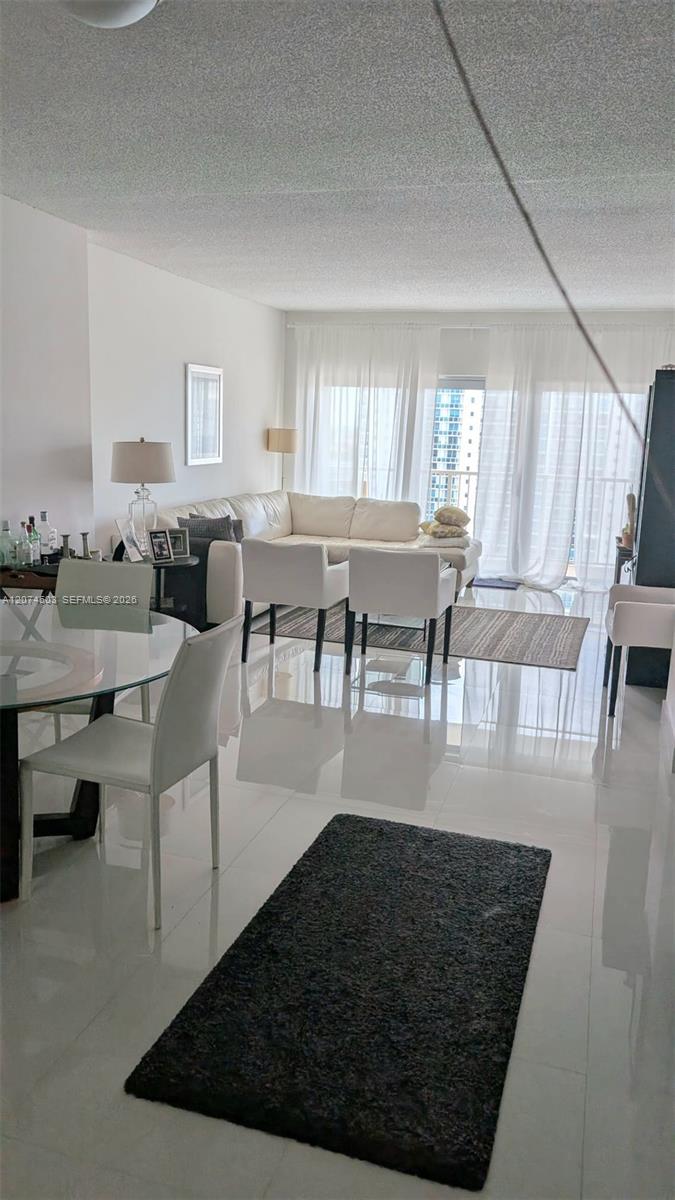See details 17K 1 / 2 870 sq. ft. $ 2026-08-21 0 Photo