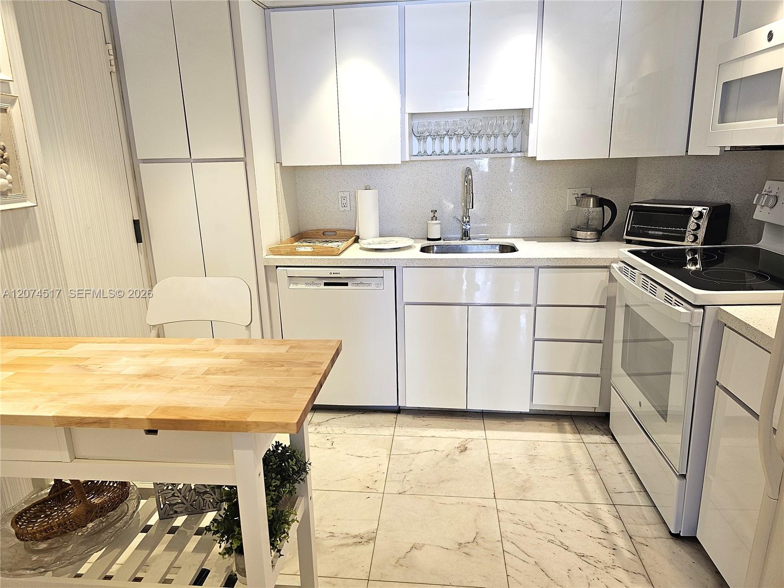 See details 17P 2 / 2 1380 sq. ft. $ 2026-08-20 0 Photo