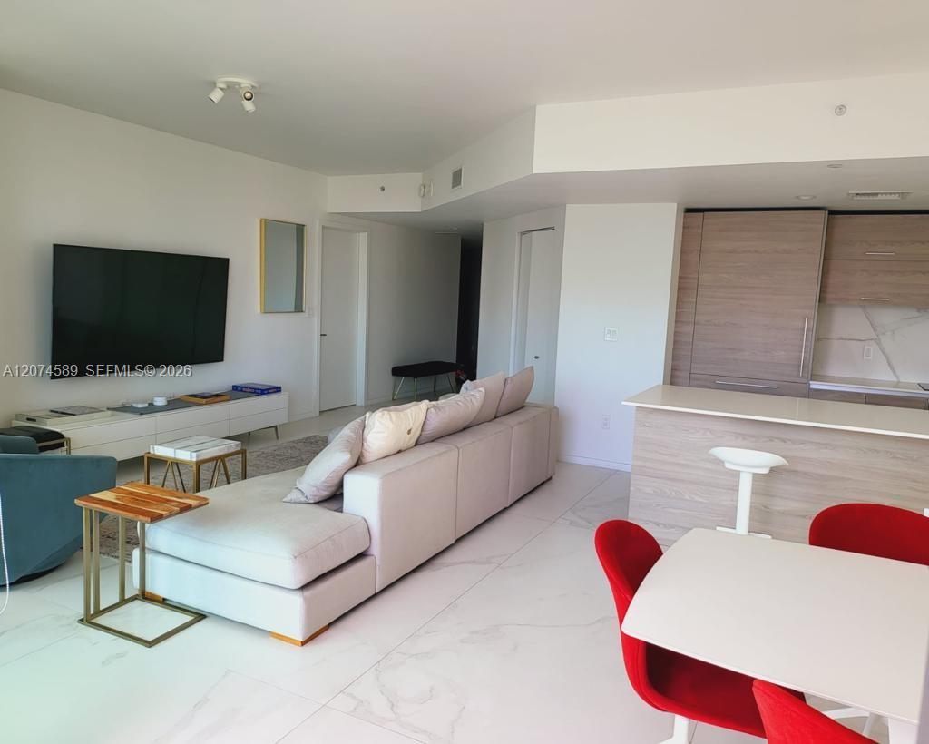 2501 2 / 2 1279 sq. ft. $ 2026-08-20 0 foto