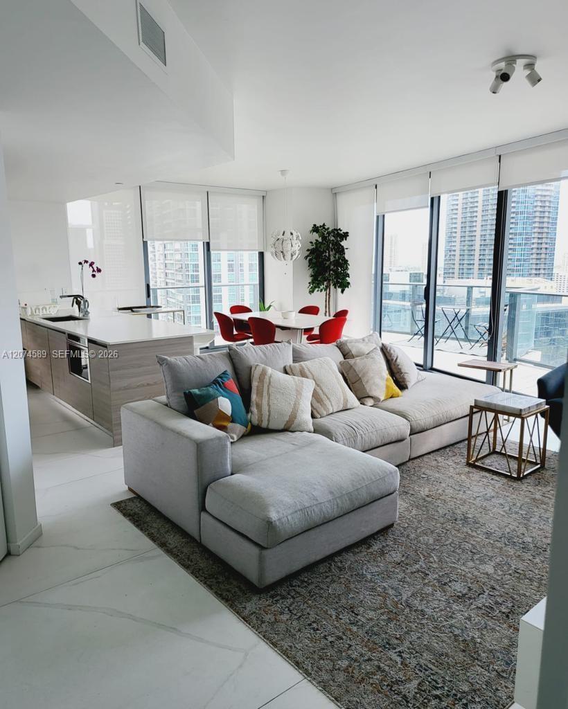 2501 2 / 2 1279 sq. ft. $ 2026-08-20 0 foto