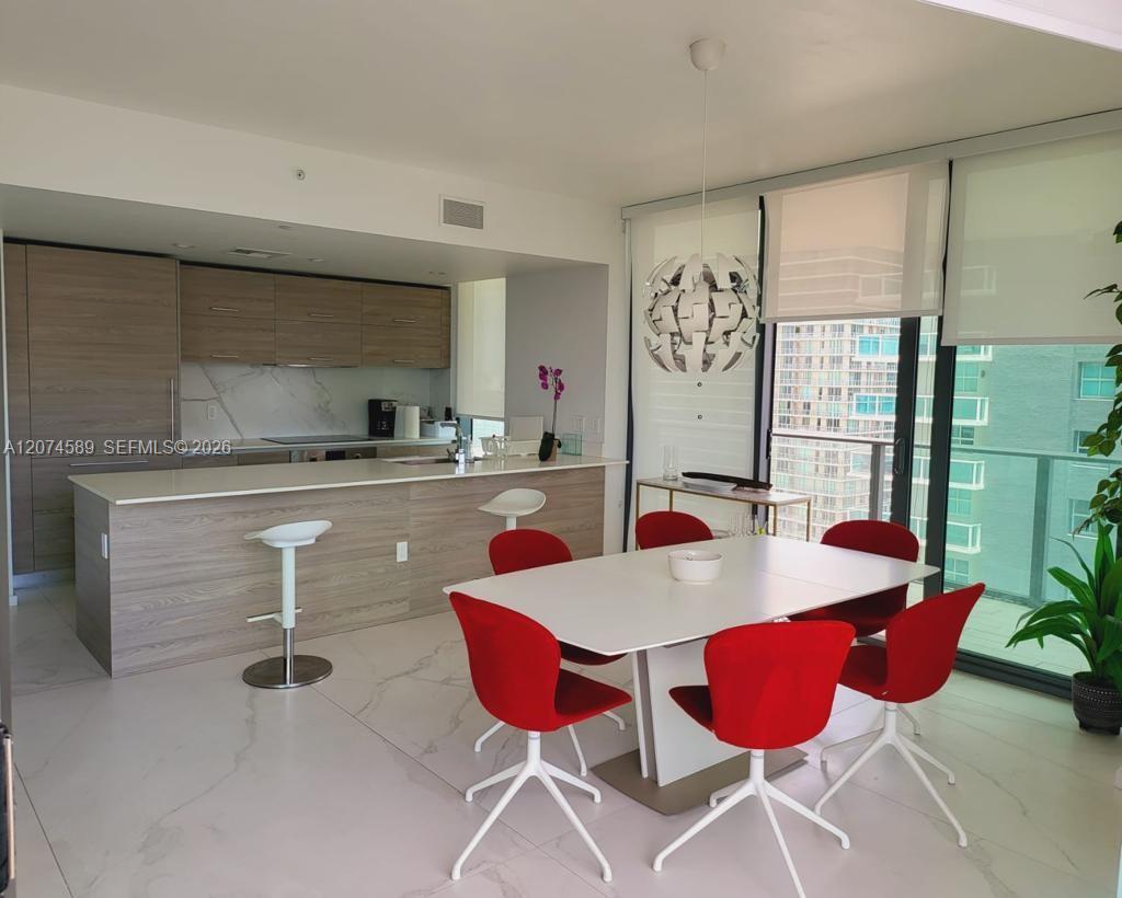 2501 2 / 2 1279 sq. ft. $ 2026-08-20 0 foto