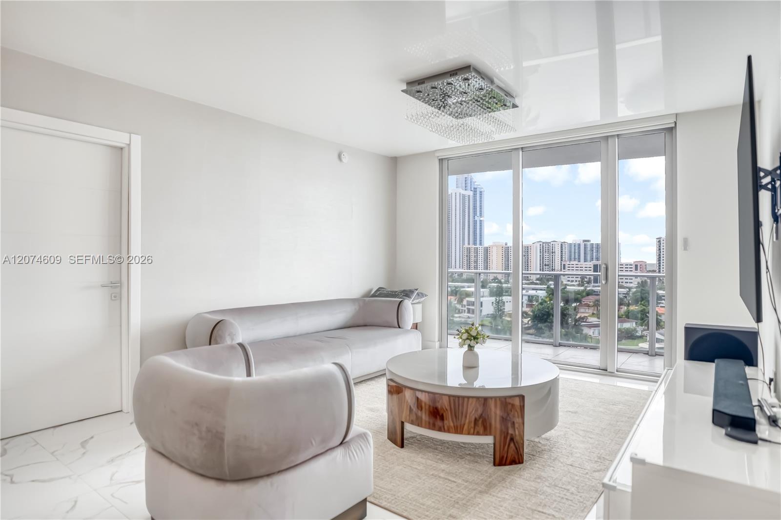 Ver detalles 5-906 3 / 3 1524 sq. ft. $ 2026-08-20 0 foto