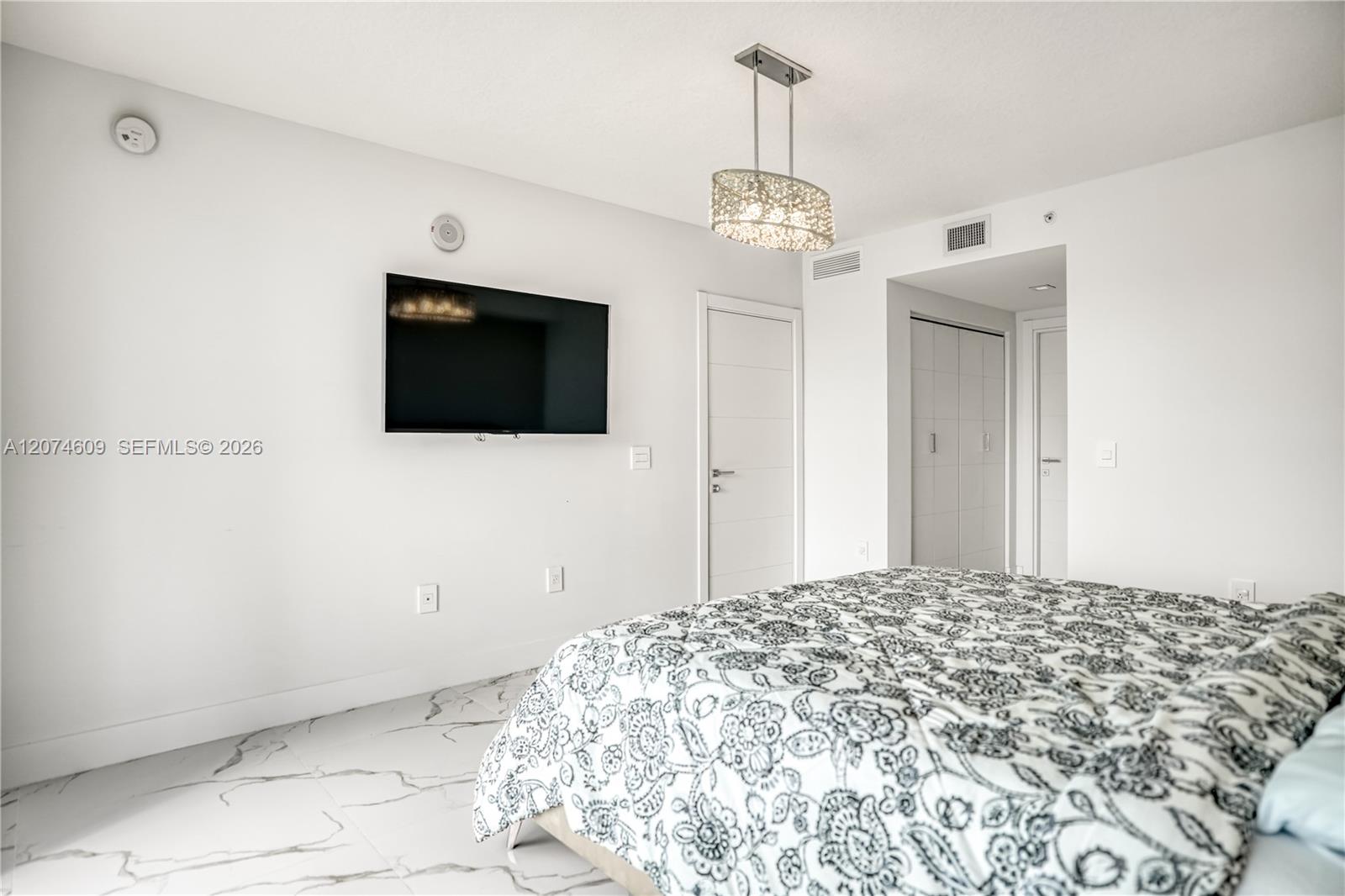 Ver detalles 5-906 3 / 3 1524 sq. ft. $ 2026-08-20 0 foto