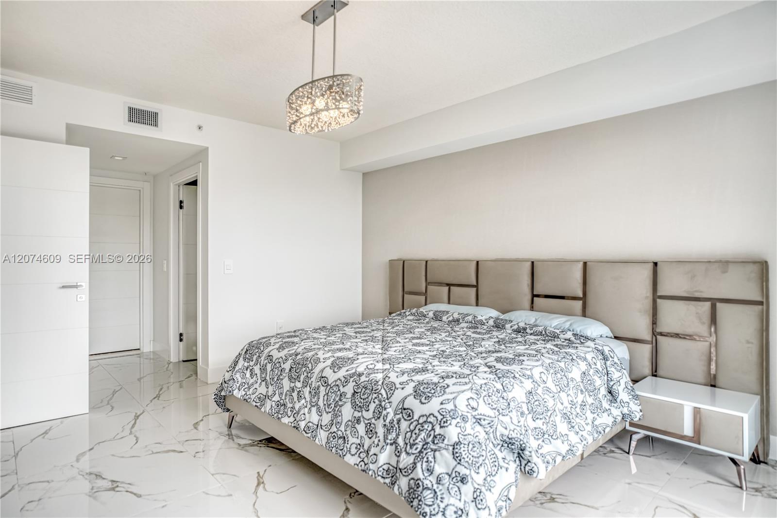 Ver detalles 5-906 3 / 3 1524 sq. ft. $ 2026-08-20 0 foto