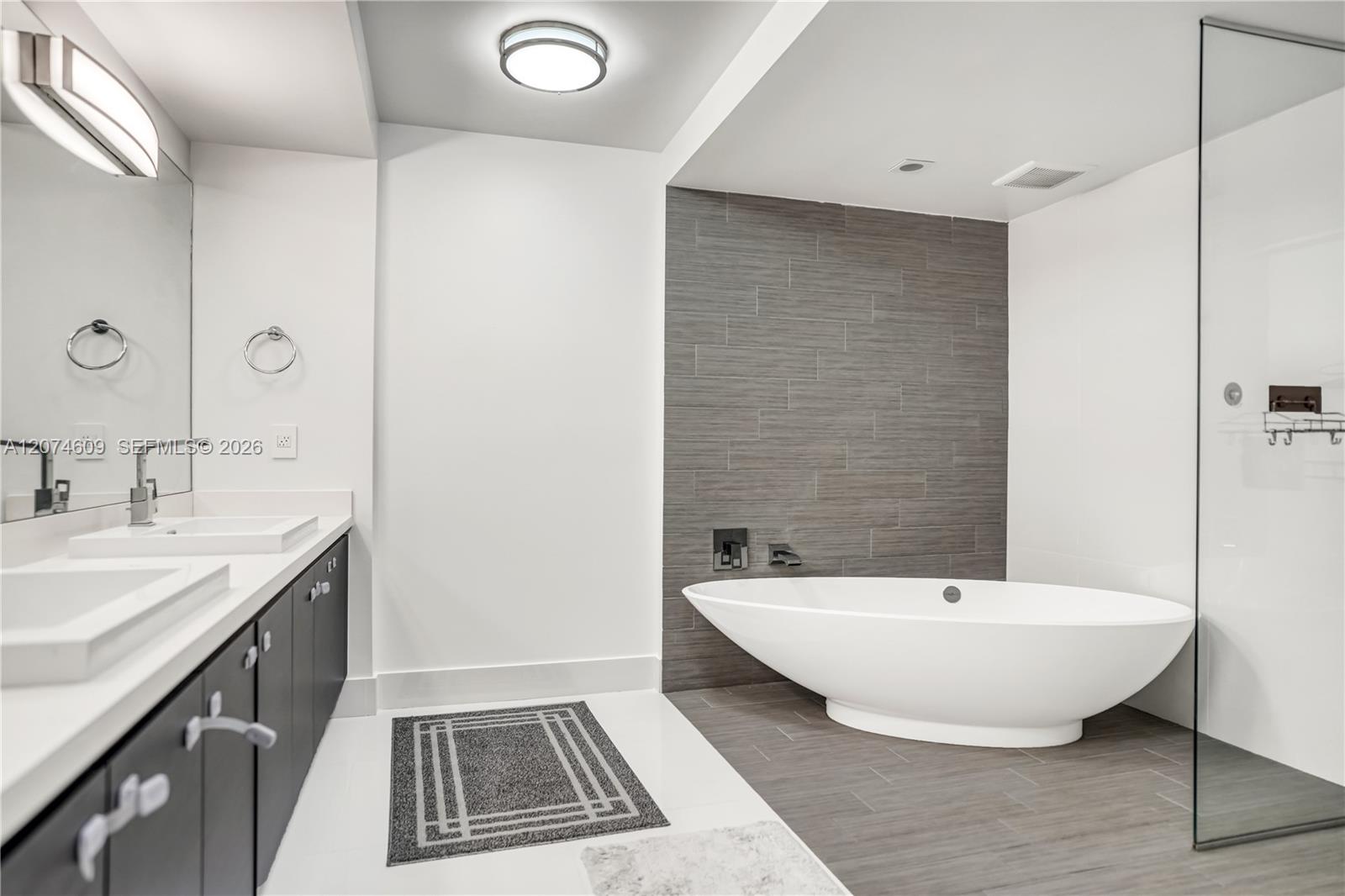 Ver detalles 5-906 3 / 3 1524 sq. ft. $ 2026-08-20 0 foto