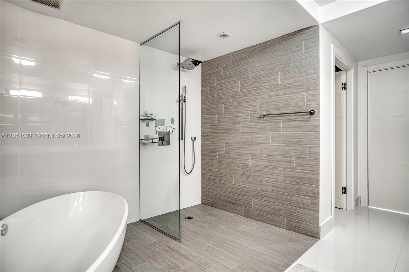 Ver detalles 5-906 3 / 3 1524 sq. ft. $ 2026-08-20 0 foto