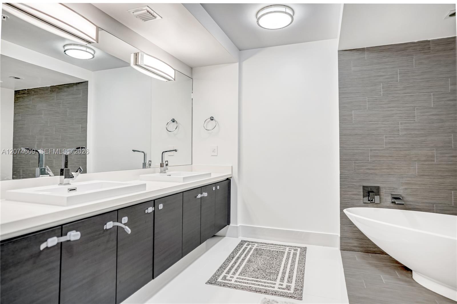 Ver detalles 5-906 3 / 3 1524 sq. ft. $ 2026-08-20 0 foto