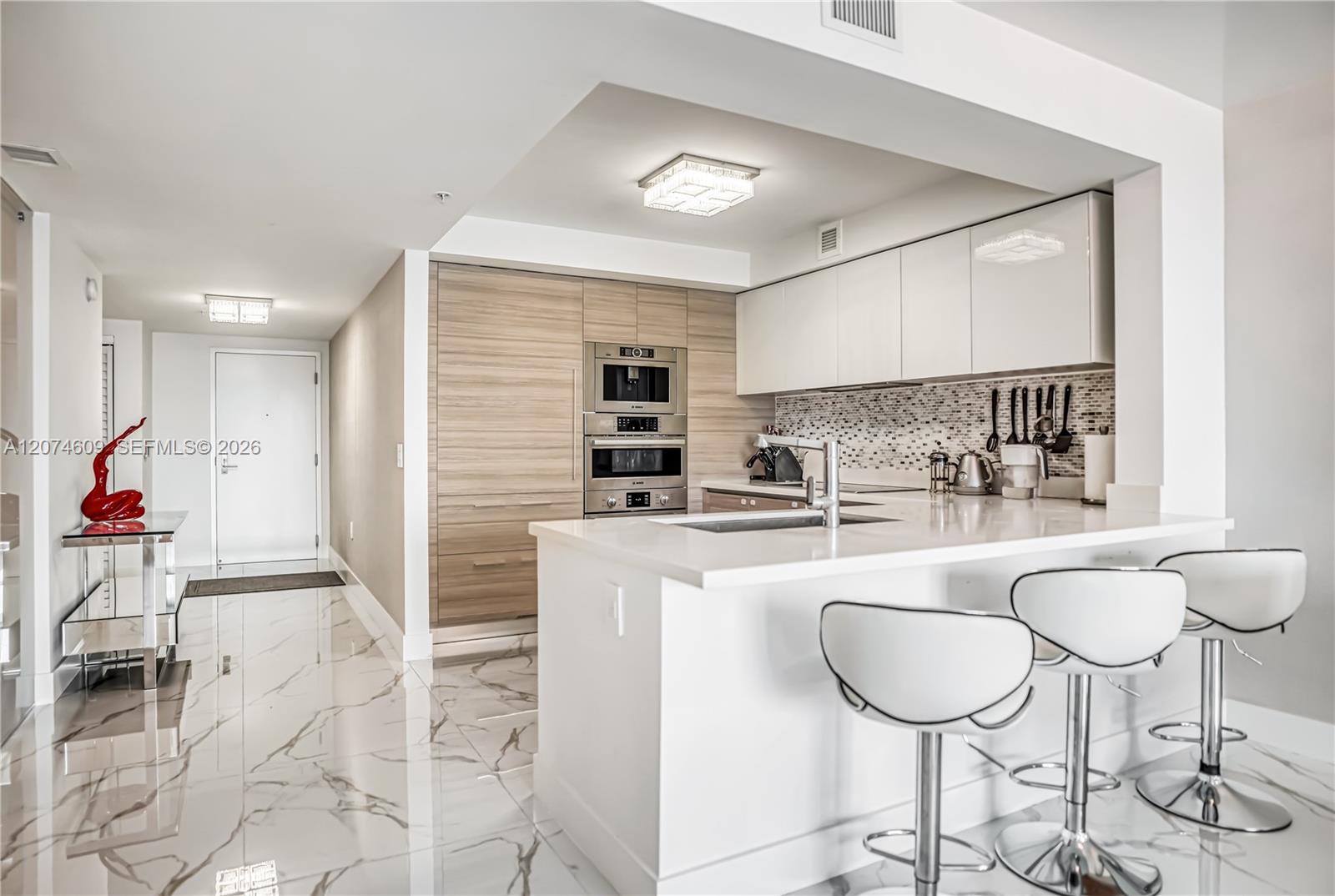 Ver detalles 5-906 3 / 3 1524 sq. ft. $ 2026-08-20 0 foto