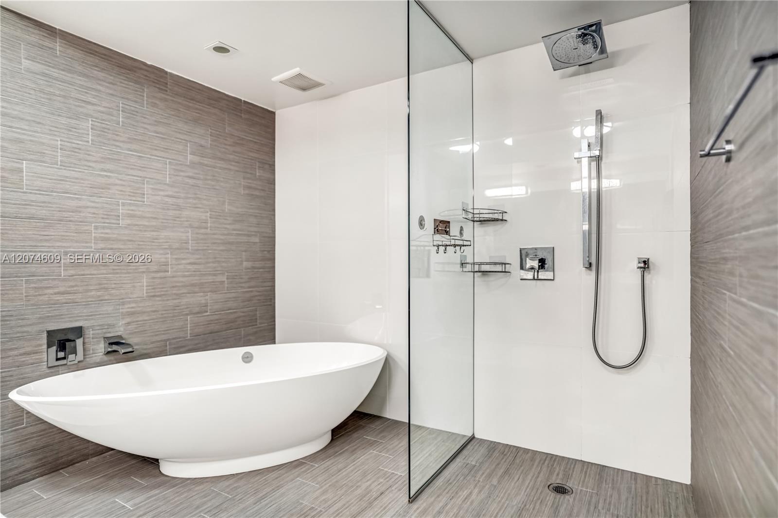 Ver detalles 5-906 3 / 3 1524 sq. ft. $ 2026-08-20 0 foto
