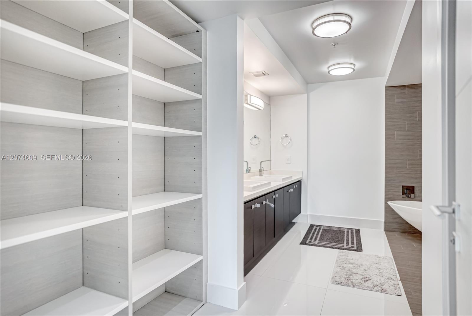 Ver detalles 5-906 3 / 3 1524 sq. ft. $ 2026-08-20 0 foto