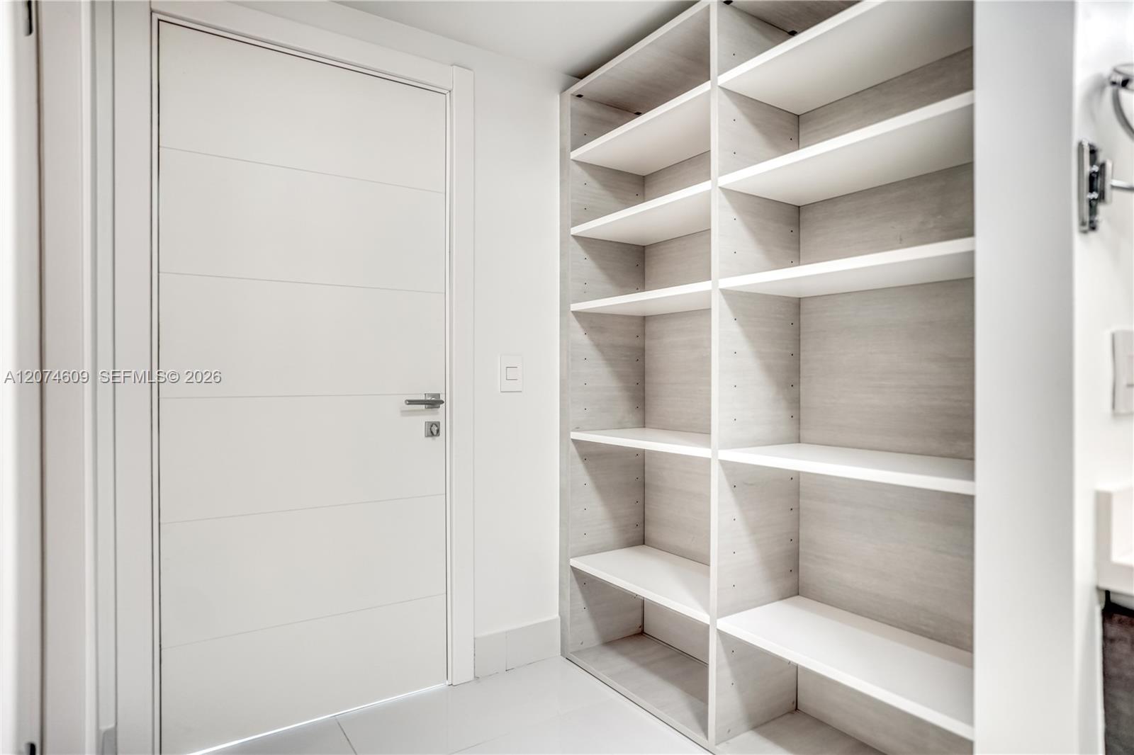 Ver detalles 5-906 3 / 3 1524 sq. ft. $ 2026-08-20 0 foto