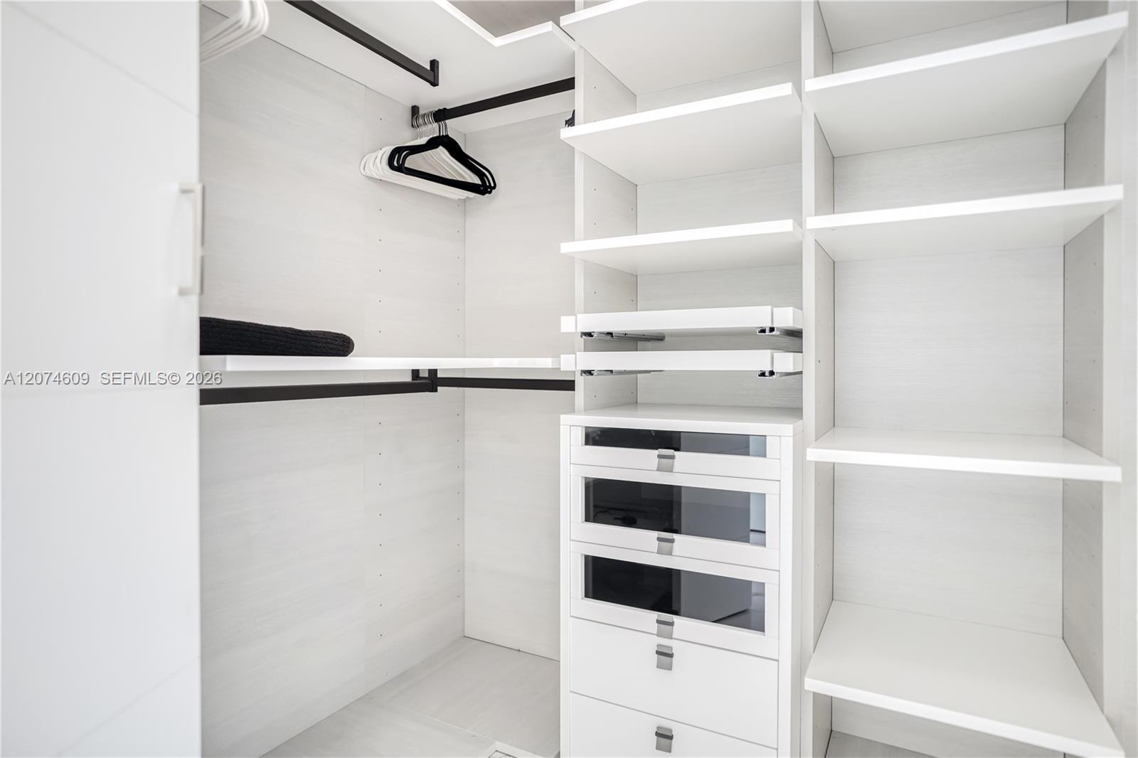 Ver detalles 5-906 3 / 3 1524 sq. ft. $ 2026-08-20 0 foto