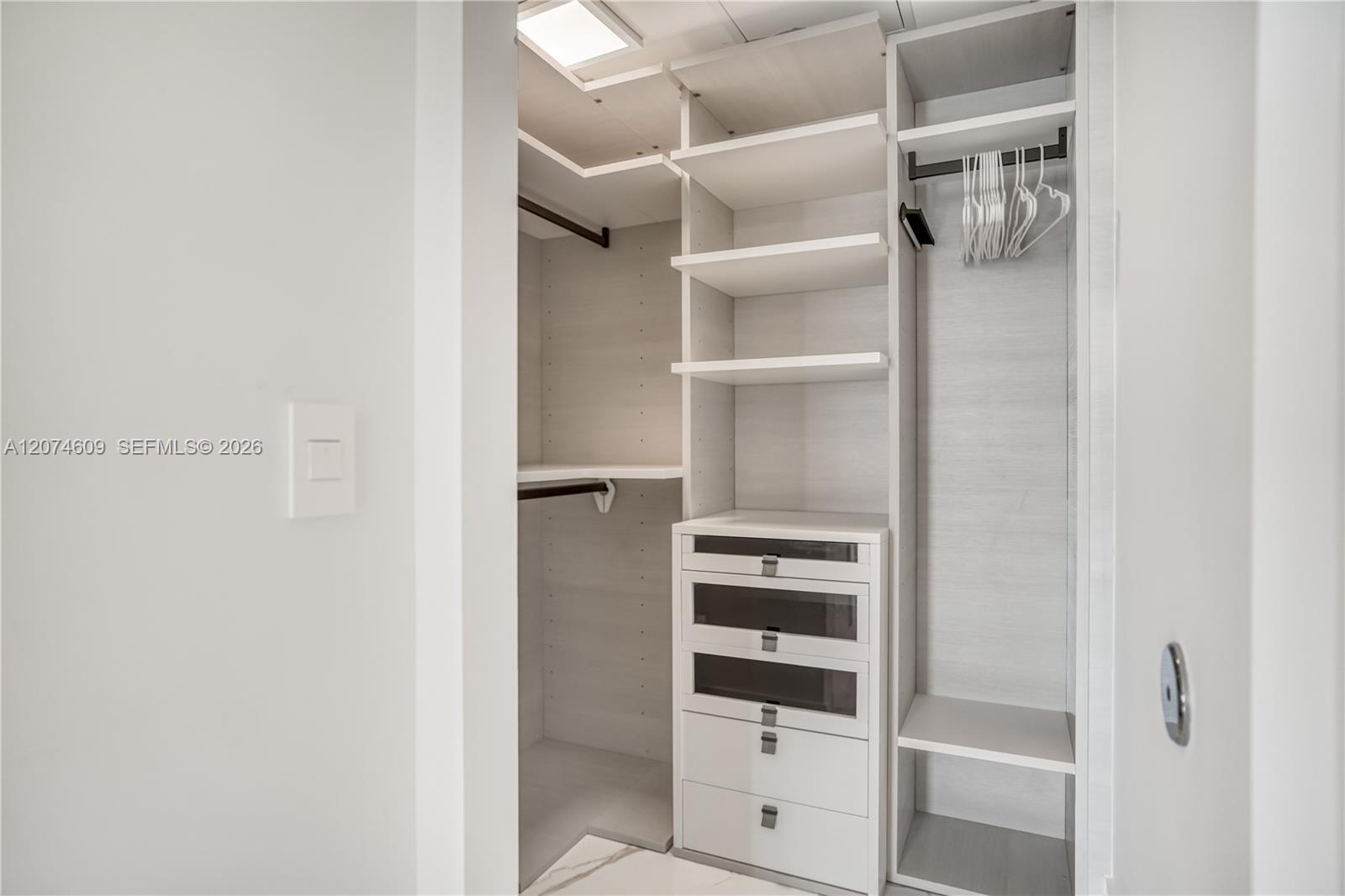 Ver detalles 5-906 3 / 3 1524 sq. ft. $ 2026-08-20 0 foto