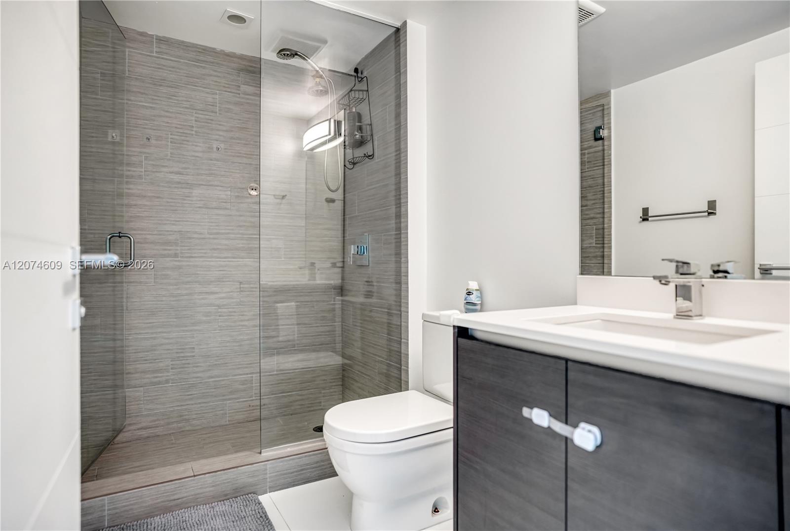 Ver detalles 5-906 3 / 3 1524 sq. ft. $ 2026-08-20 0 foto
