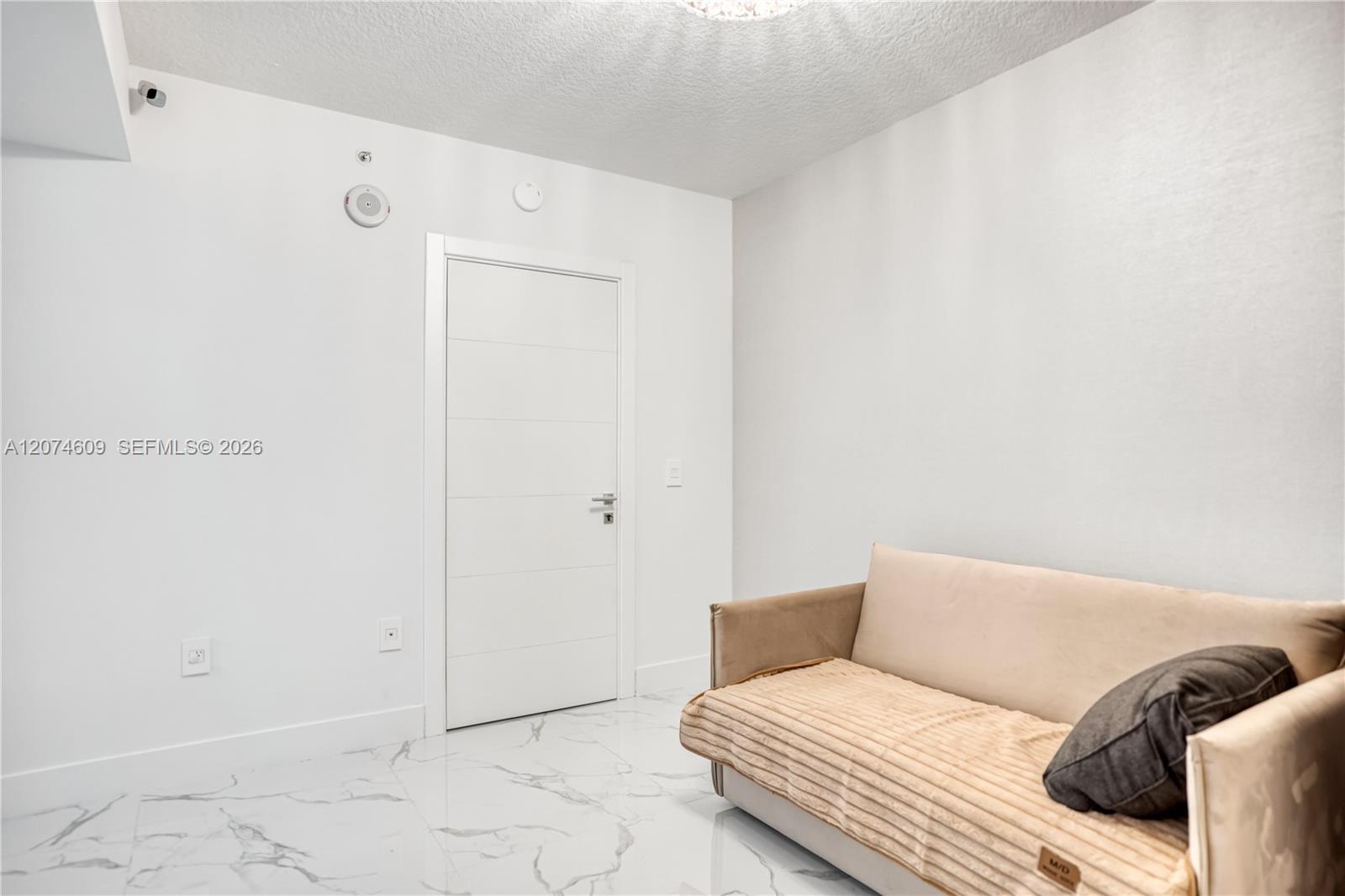 Ver detalles 5-906 3 / 3 1524 sq. ft. $ 2026-08-20 0 foto