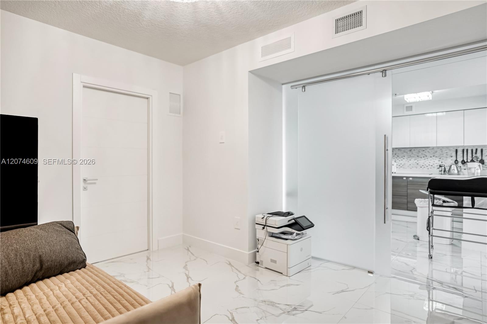 Ver detalles 5-906 3 / 3 1524 sq. ft. $ 2026-08-20 0 foto