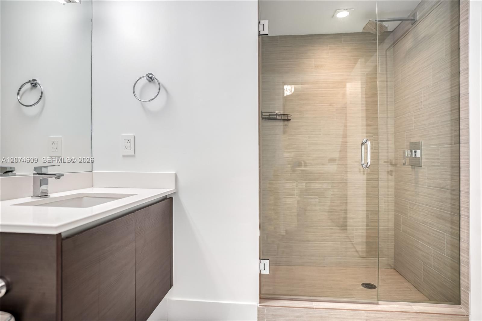 Ver detalles 5-906 3 / 3 1524 sq. ft. $ 2026-08-20 0 foto