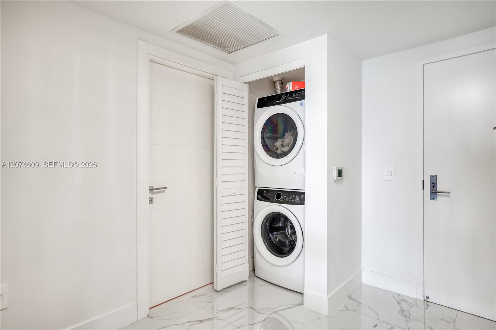 Ver detalles 5-906 3 / 3 1524 sq. ft. $ 2026-08-20 0 foto