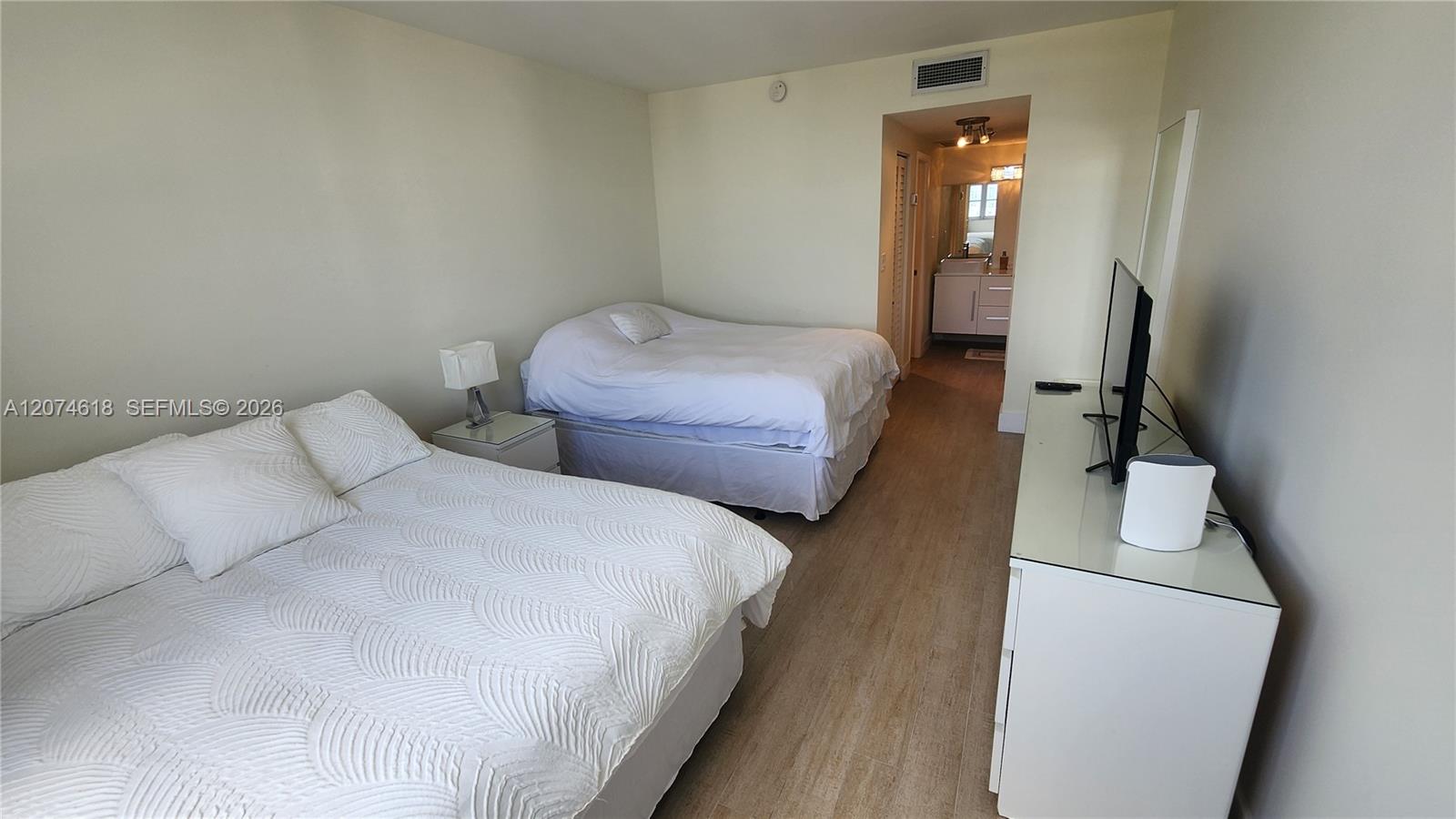 1725 1 / 2 762 sq. ft. $ 2026-08-20 0 Photo