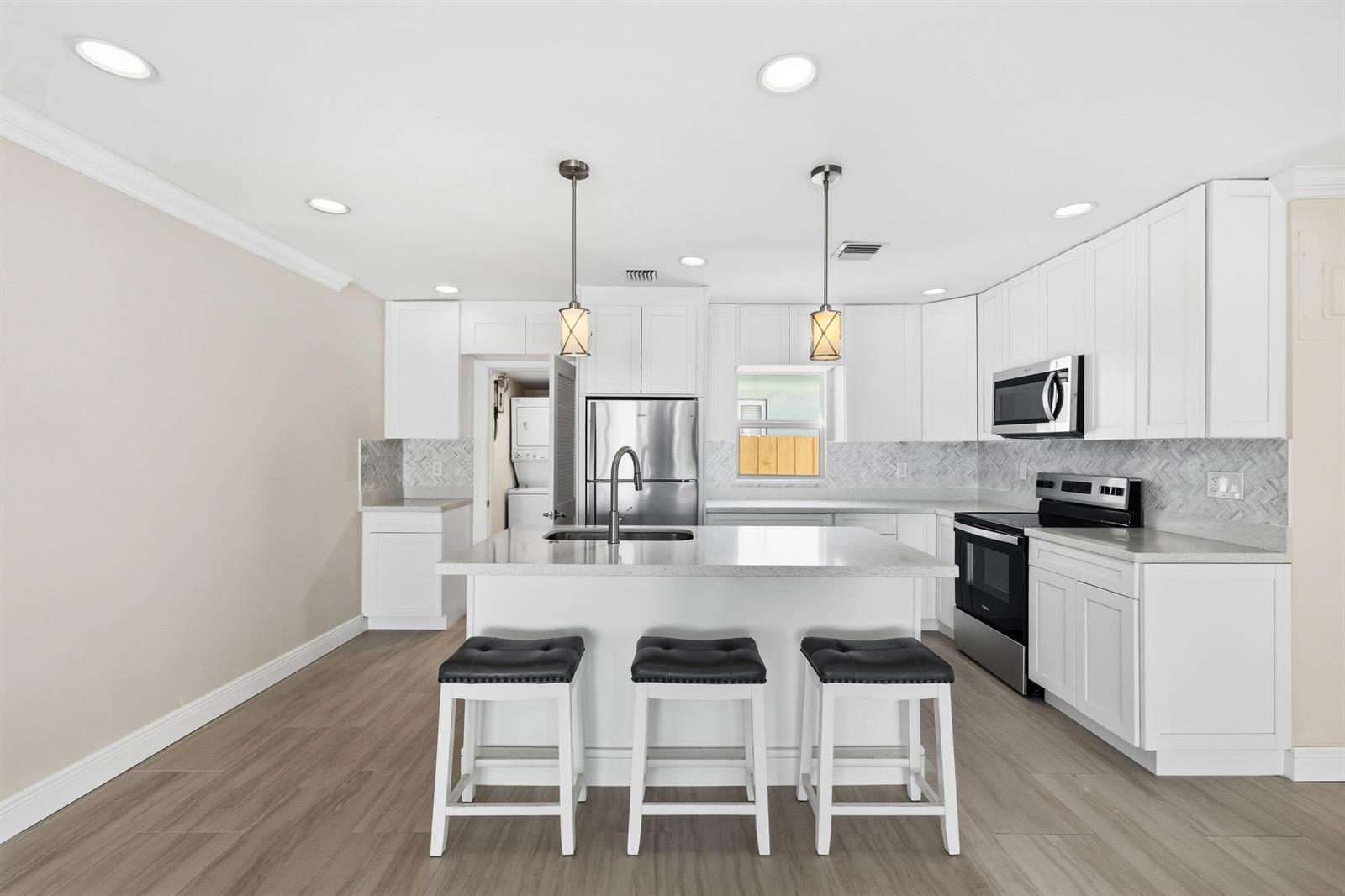 1-2  / 0 2120 sq. ft. $ 2026-08-23 0 foto